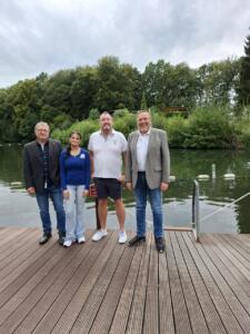 Vier Personen auf dem Steg am blauen See darunter Norbert Rohringer Ortsbürgermeister Vettelschoß